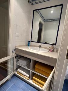 La salle de bains est pourvue d'un lavabo et d'un miroir. dans l'établissement VENTANAMAR CHAPELA, à Redondela