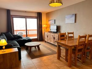 Televízia a/alebo spoločenská miestnosť v ubytovaní Appartement station Sainte Foy Tarentaise