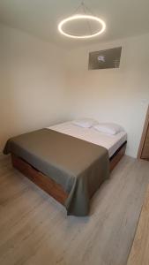 ein großes Bett in einem Zimmer mit einer Decke in der Unterkunft Boost Your Immo Six Fours Les Plages Grand Sud 924 in Six-Fours-les-Plages