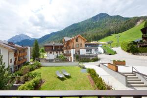 widok z balkonu domu z dziedzińcem w obiekcie Living Nature Appartements w mieście San Vigilio di Marebbe