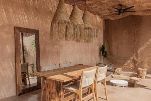 una sala da pranzo con tavolo e sedie in legno di Abu X Abu a Canggu