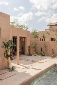 una ricostruzione di una casa con piscina di Abu X Abu a Canggu