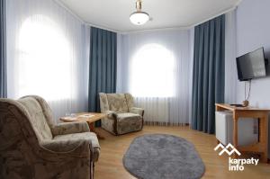 ein Wohnzimmer mit 2 Stühlen und einem TV in der Unterkunft Гірський узвіз in Vizhenka