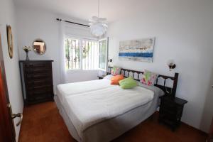 A bed or beds in a room at Planta baja, primera linea, playa, jardín privado, Ardiaca, Cambrils, apartamento Jacqueline