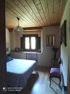 Un dormitorio con una cama grande y una ventana en CASA DA LOAIRA, en Quiroga