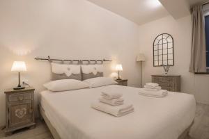 フィレンツェにあるFlorence Little Suite - Sweet Dreams in Florenceのベッドルーム1室(白いベッド1台、タオル付)