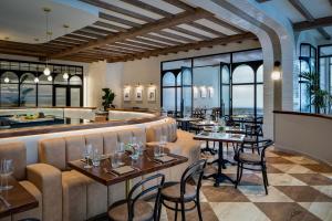 a restaurant with tables and chairs and a bar at Le Méridien Salt Lake City Downtown in Salt Lake City