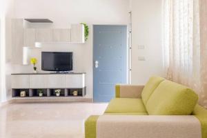 sala de estar con sofá y TV en Dimora Via del Mare, en Carovigno
