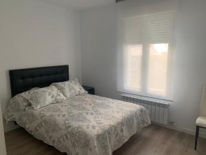 a bedroom with a bed and a window at Blanco y Tinto in Logroño