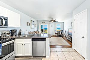 cocina con fregadero y lavavajillas en All Reasonable Offers Considered - Grand Caribbean 301, en Orange Beach