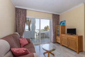 Televízia a/alebo spoločenská miestnosť v ubytovaní Lovely 2 bed apt overlooking golf