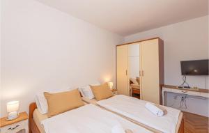 Un ou plusieurs lits dans un hébergement de l'établissement Beautiful Apartment In Jezera tisno With Kitchen