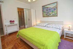 Łóżko lub łóżka w pokoju w obiekcie Apartments Prosperina Hvar