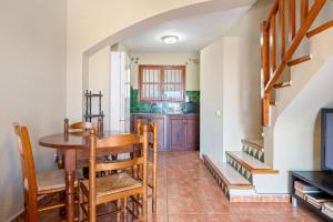 uma cozinha e sala de jantar com mesa e cadeiras em Casa Manolo em Torredembarra