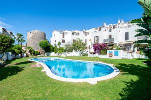 a swimming pool in a yard next to a building at Casa Manolo in Torredembarra