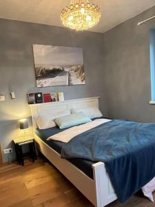 um quarto com uma cama com um quadro na parede em Landhaus Appartment em Pettnau