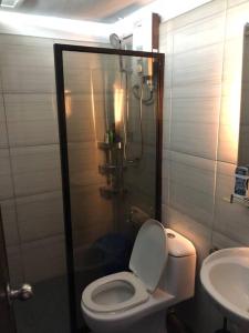 a bathroom with a toilet and a shower and a sink at Cozy Apartment for travelers and homestays in Suba