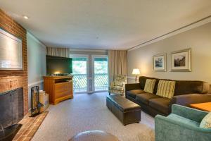 ein Wohnzimmer mit einem Sofa und einem Kamin in der Unterkunft Williamsburg Condo Rental 3 Mi to Busch Gardens! in Williamsburg