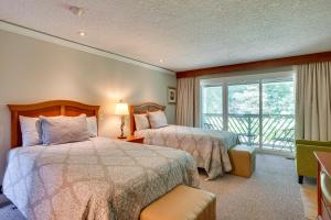 a hotel room with two beds and a window at Williamsburg Condo Rental 3 Mi to Busch Gardens! in Williamsburg