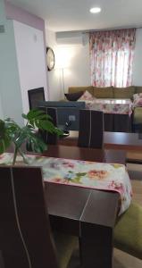 una camera con due letti e un tavolo con una pianta di Casa Valle a Torres