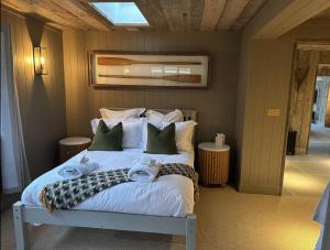 sypialnia z łóżkiem z dwoma kotami leżącymi na nim w obiekcie Riverside 2 Bed Cabin With Paddle Boards & Bikes w Bristolu