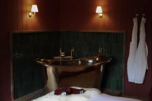 bañera en una habitación con nieve en el suelo en Riverside 2 Bed Cabin With Paddle Boards & Bikes en Bristol