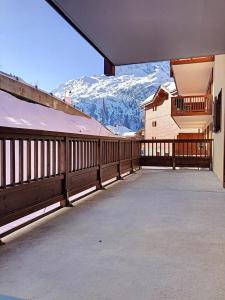 a balcony of a house with a snow covered mountain at Appartement station Sainte Foy Tarentaise in Sainte-Foy-Tarentaise