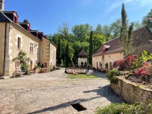 une rue pavée dans un village avec des bâtiments dans l'établissement Le grand Moulin, à Pernay