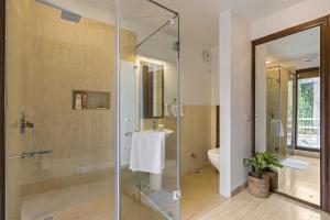 Bilik mandi di StayVista at Bellevue with Outdoor Jacuzzi +44 gambar
