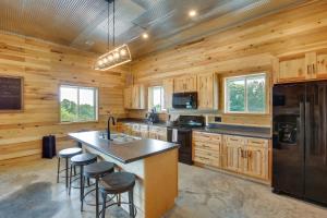 Kuchyň nebo kuchyňský kout v ubytování Burkesville Cabin, 3 Mi to Dale Hollow Lake! + 20 fotografií