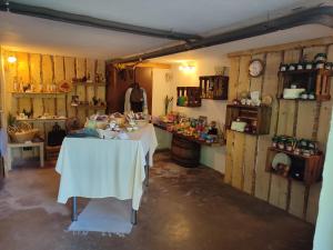 Habitación con mesa y mantel blanco en Ferienwohnungen Schwabenhof, en Schramberg