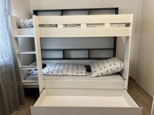 Litera blanca con almohadas en una habitación en Cityapartment24 bei Hauptbahnhof en Bremen