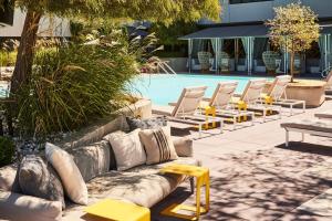 - un canapé et des chaises à côté de la piscine dans l'établissement Kimpton Sawyer Hotel by IHG, à Sacramento