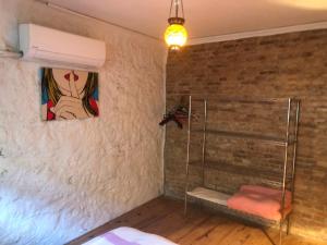- une chambre avec un mur en briques et une douche en verre dans l'établissement ozzy homes, à Antalya