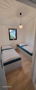 מיטה או מיטות בחדר ב-Domki u Hanki