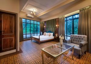 孟買的住宿－Arnna Hotel- Goregaon East，客厅配有床和沙发