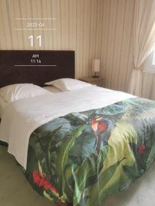 Un pat sau paturi într-o cameră la Reposant, arboré, confort, clos, bien équipé, Beauval, Châteaux +18 fotografii