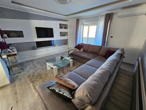 sala de estar con sofá y mesa en Apartmani Dado, en Čavle