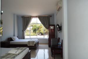 Giường trong phòng chung tại Quang Nhat Hotel