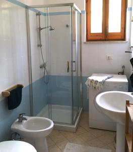 y baño con ducha, aseo y lavamanos. en CASE VACANZE 'RICCIO E SALVIA' A S. M. DI LEUCA, en Marina di Leuca