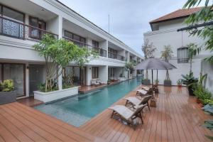 Bazén v ubytování Seminyak Lagoon All Suites Hotel nebo v jeho okolí