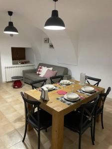 una mesa de madera en una sala de estar con sofá en Casa Rocca di Cambio, en Rocca di Cambio