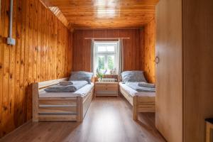 Giường trong phòng chung tại Lysečinská bouda