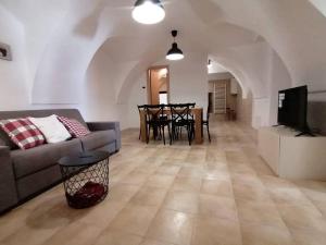 uma sala de estar com um sofá e uma mesa em Casa Rocca di Cambio em Rocca di Cambio