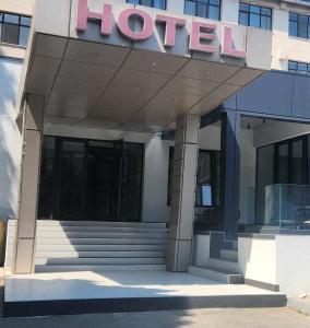un hotel con un cartel en la parte delantera en Hotel Vaslui, en Vaslui