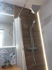 eine Dusche im Bad mit Duschvorhang in der Unterkunft Casa Valle in Torres