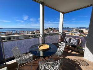 un patio con tavolo e sedie su un balcone di Eden Residence a Cannes