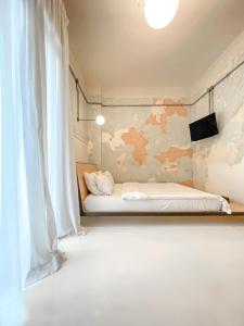 テッサロニキにあるTrilogy Experimentalの小さなベッドルーム(ベッド1台、窓付)