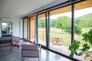 VIBE LUXURY CABINS的休息区