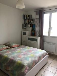 a bedroom with a bed and a window at Appartement balcon, place de parking, centre ville in Valence +28 photos